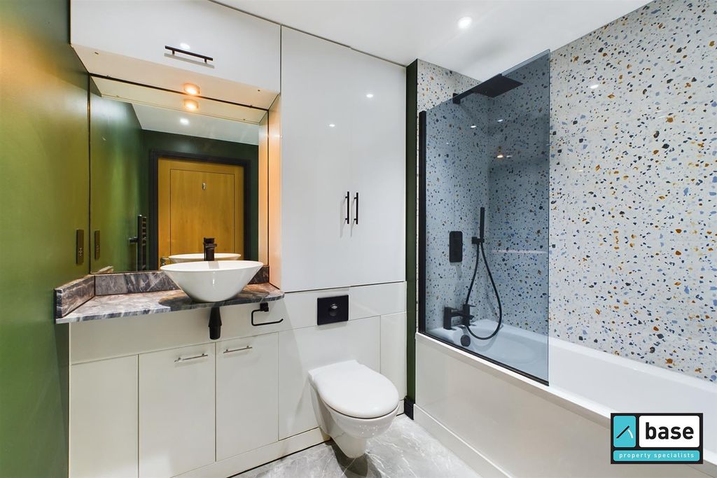 Property photo 2 of 20 Bathroom