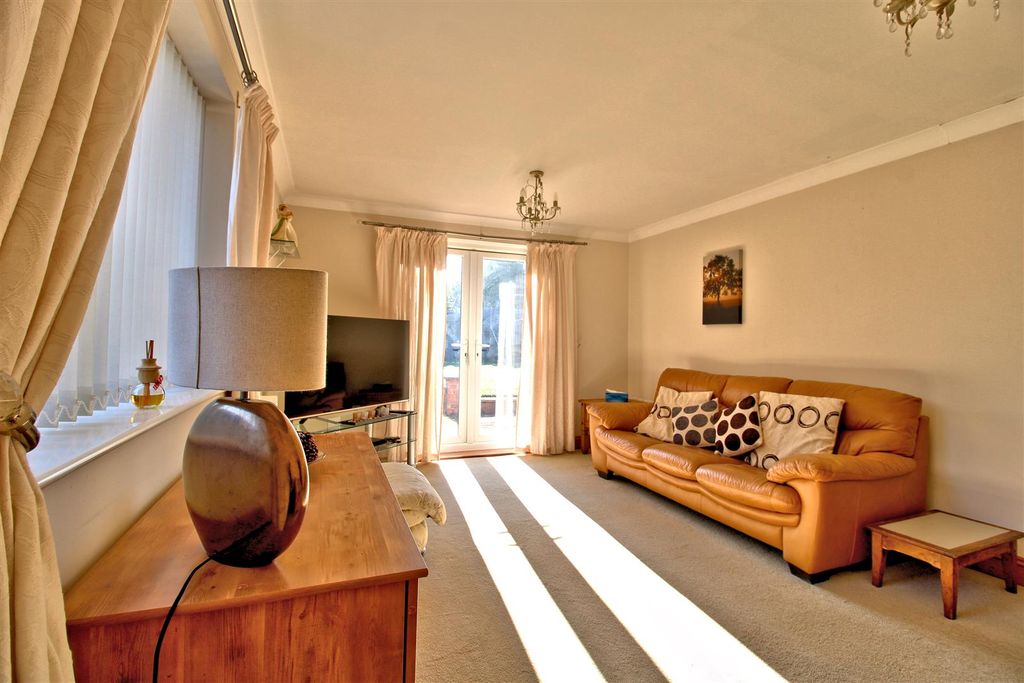 Property photo 3 of 21 Lounge