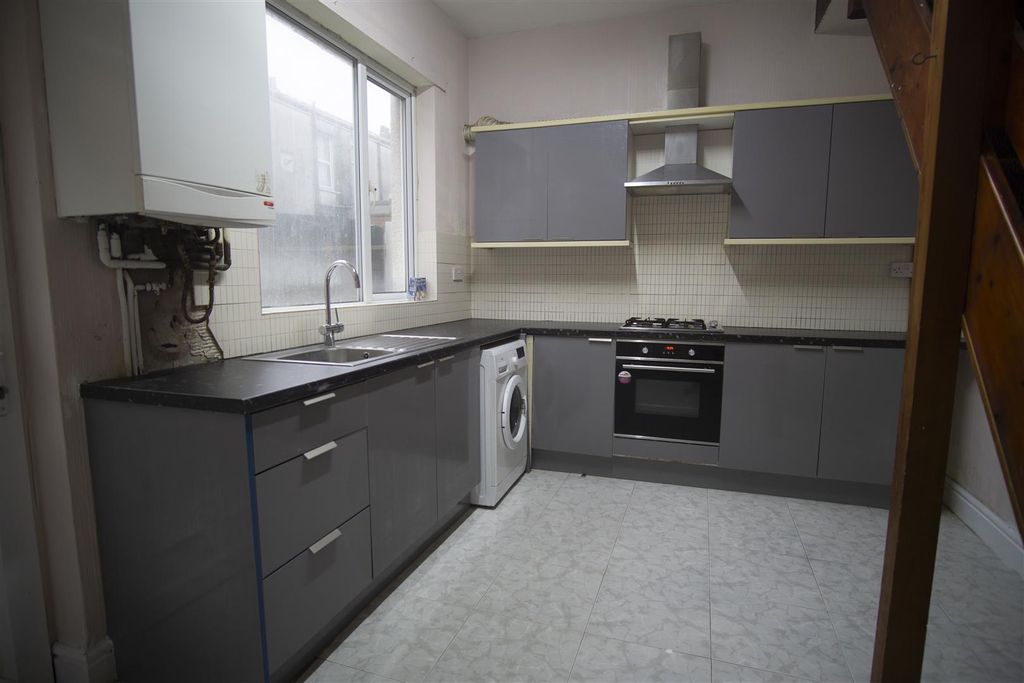 Property photo 3 of 7 Kitchen
