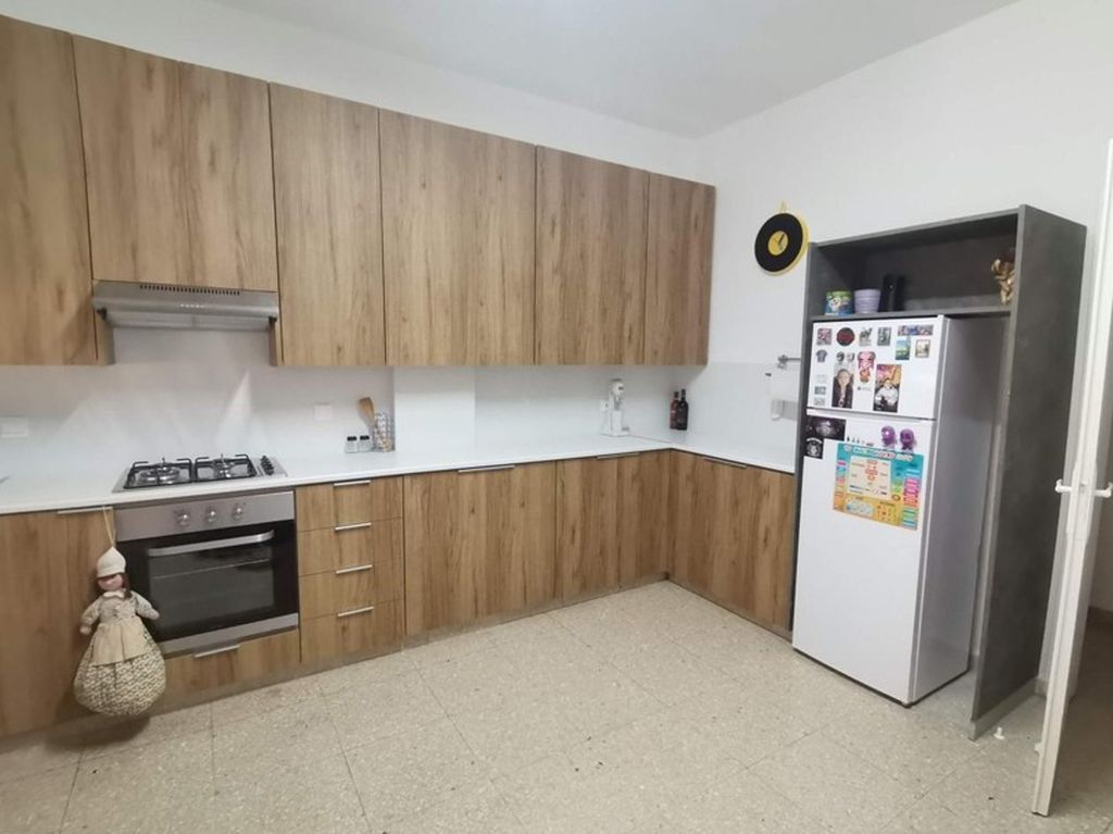 Property photo 3 of 12 Kitchen