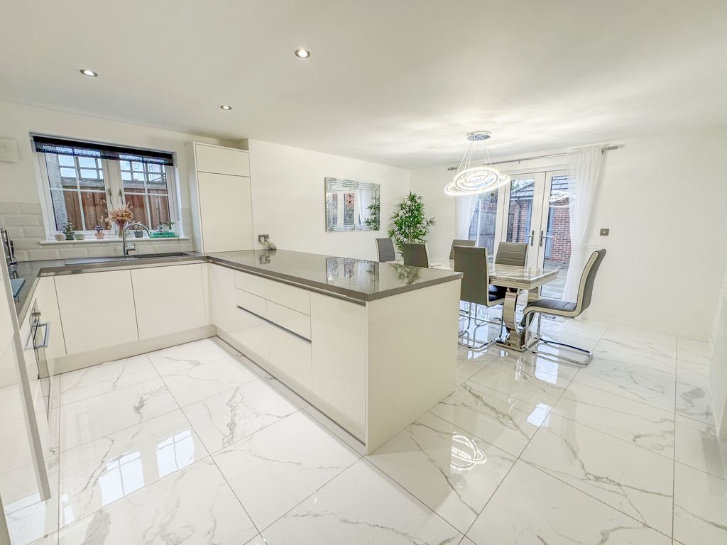 Property photo 3 of 31 Kitchen Breakfast