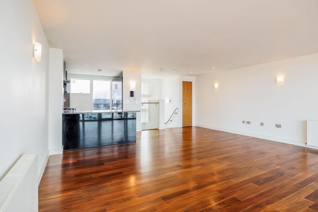 Property photo 2 of 20 1002Orchardplaza-22.Jpg