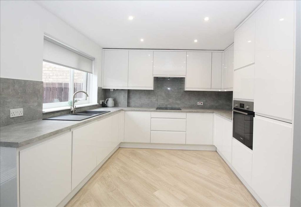 Property photo 3 of 14 Feature Photo