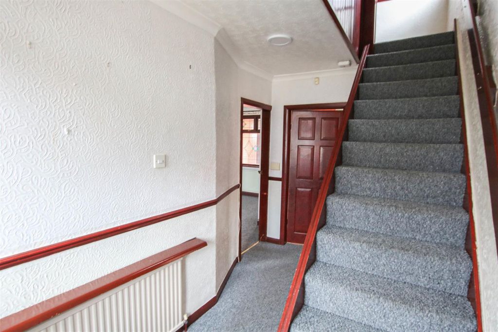 Property photo 3 of 11 Entrance Hall