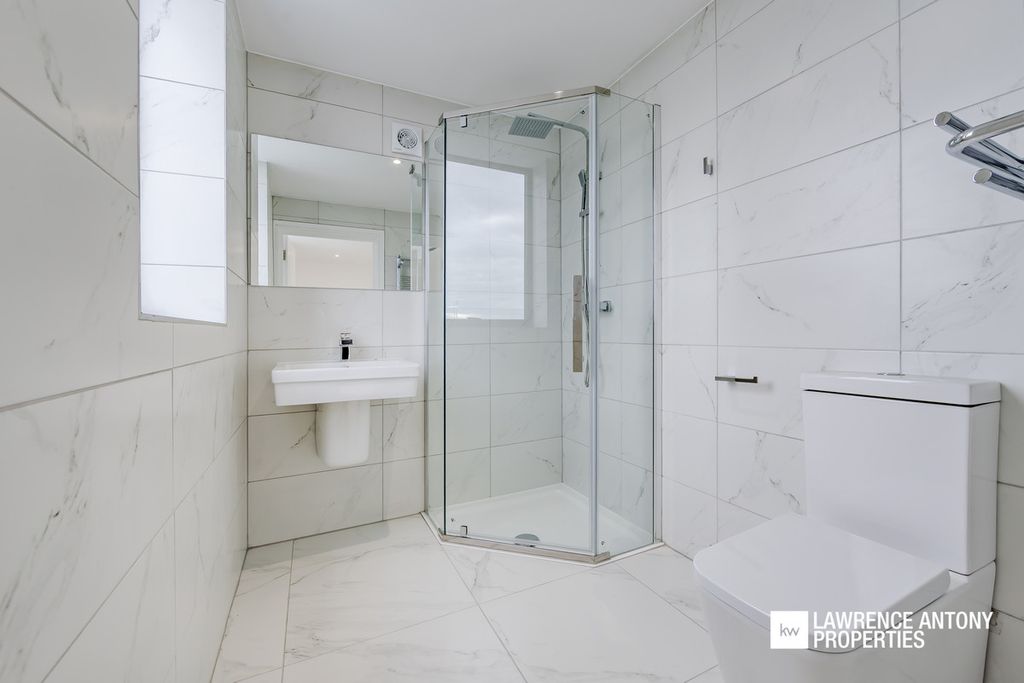 Additional image 19 of 2 bed flat for saleGrand Parade, Leigh-On-Sea SS9