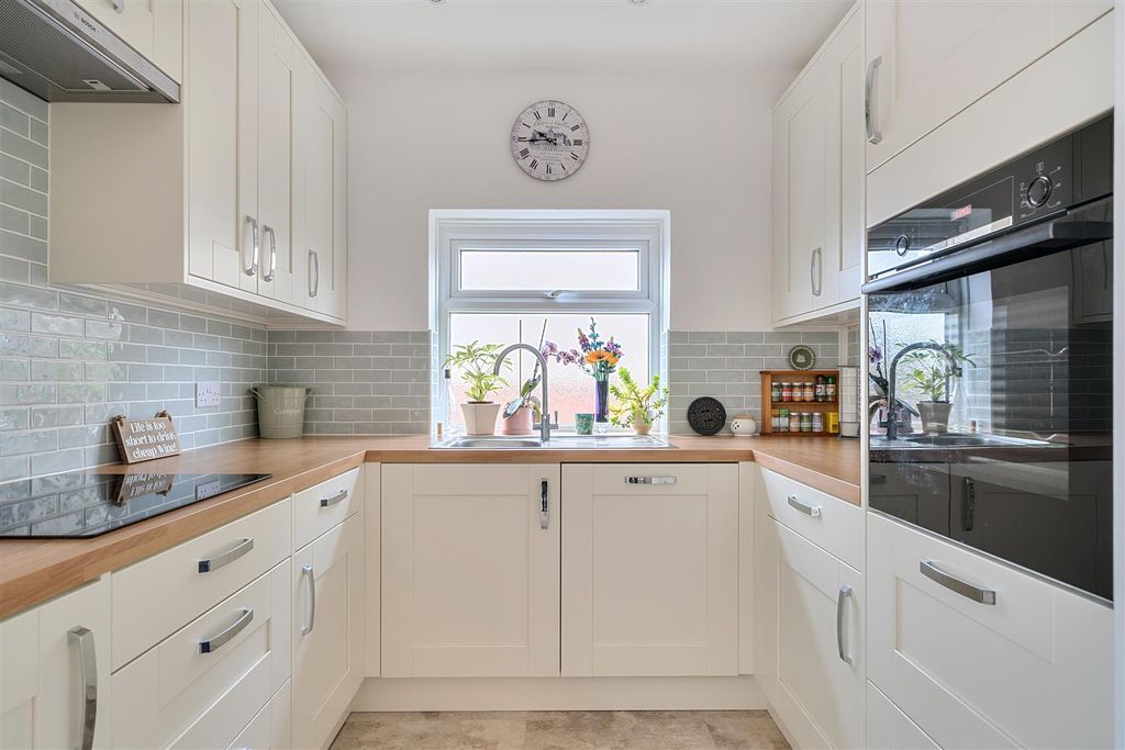 Property photo 3 of 22 1411272-11-6995B70489B26.Jpg