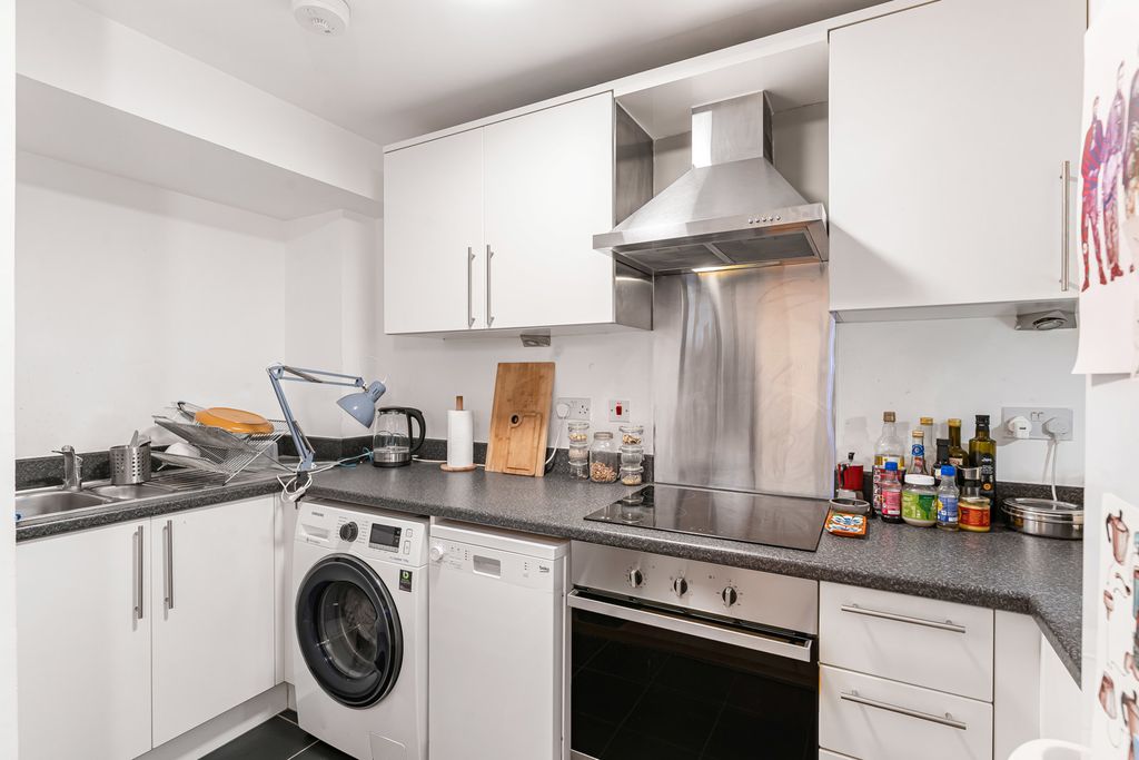 Property photo 3 of 19 Kitchen