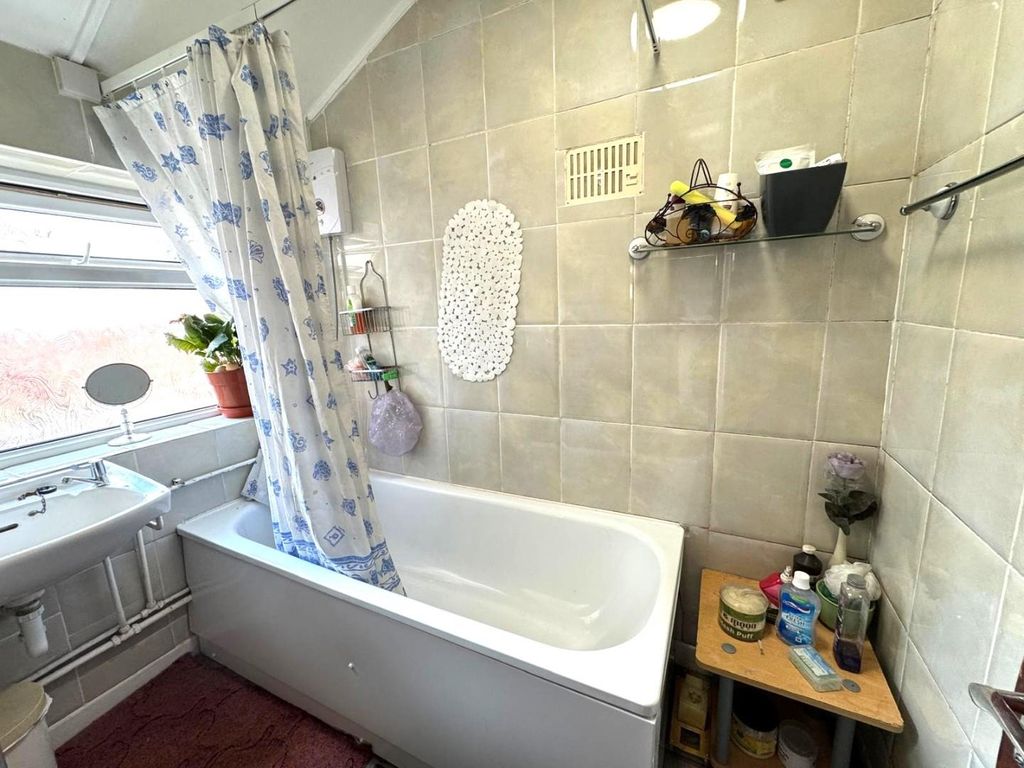 Property photo 2 of 6 Bathroom.Jpeg