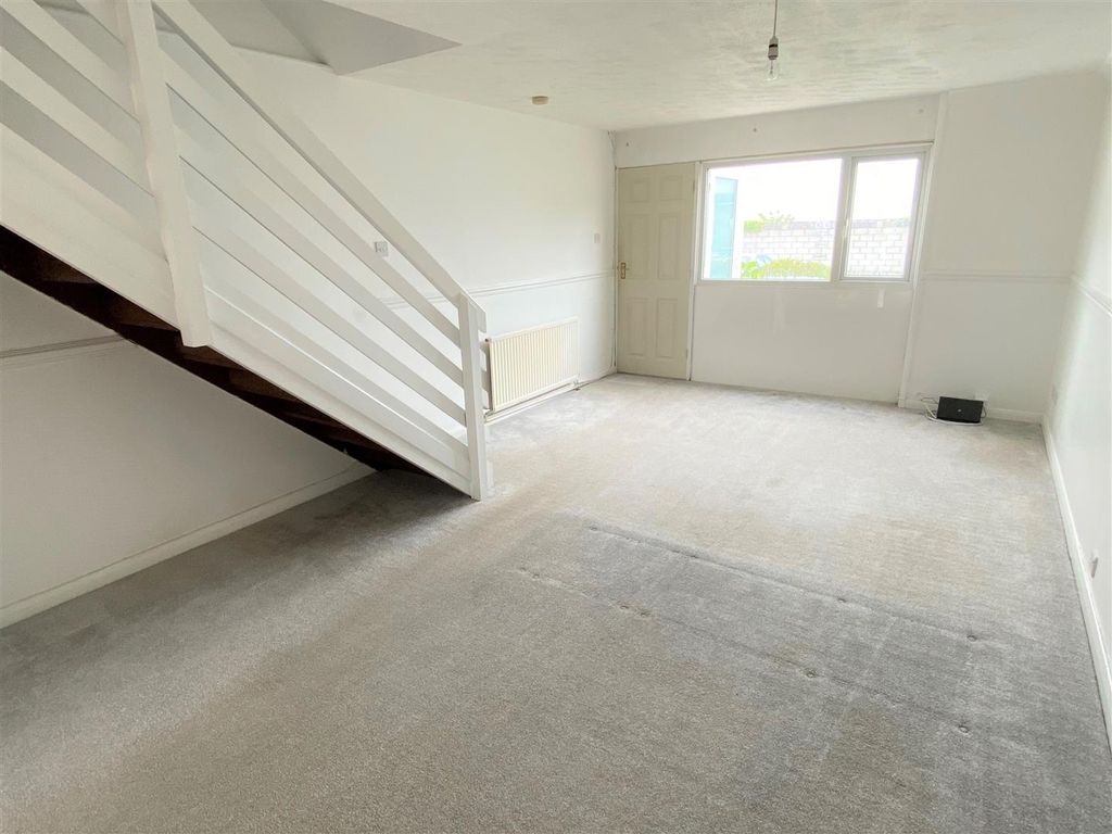 Property photo 2 of 11 82 Polwhele Road Lounge