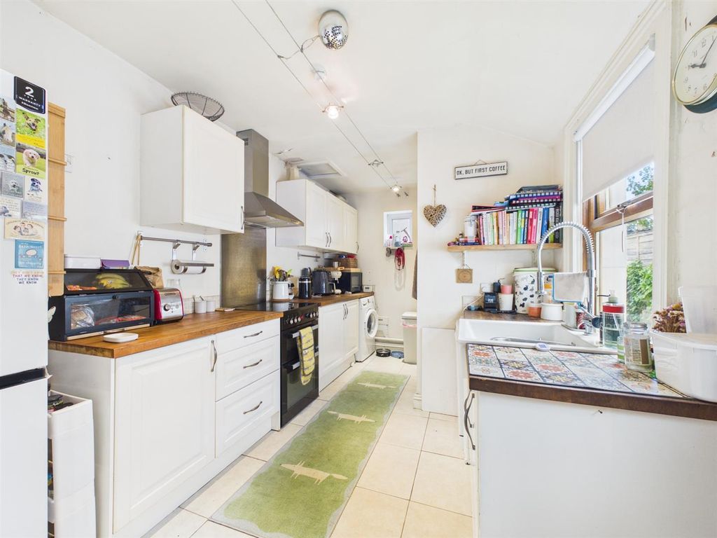 Property photo 3 of 11 Kitchen