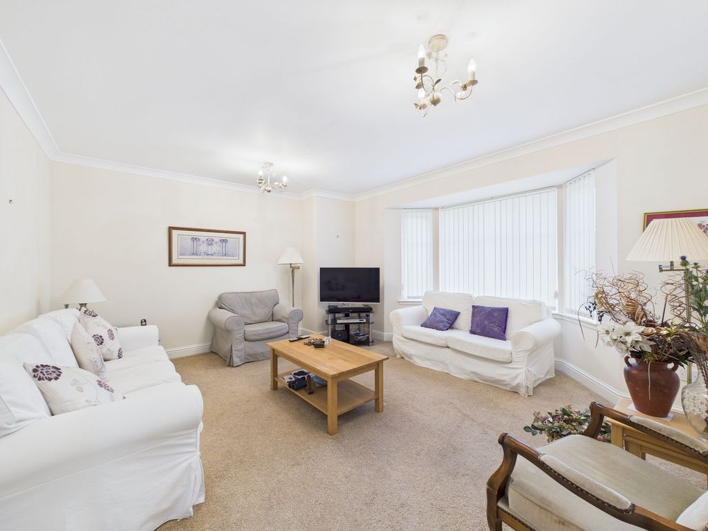 Property photo 2 of 16 Lounge