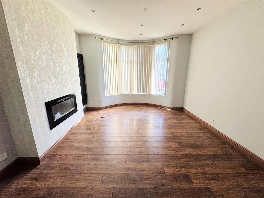 Property photo 3 of 13 Lounge