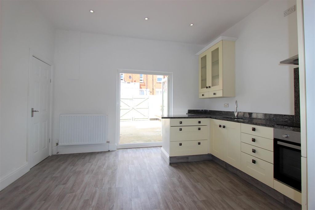 Property photo 2 of 10 Dining Kitchen