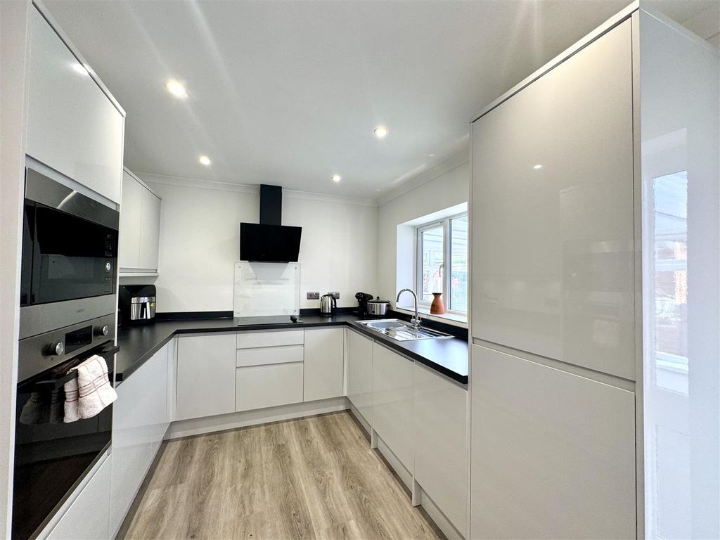 Property photo 2 of 17 Kitchen/Breakfast Room