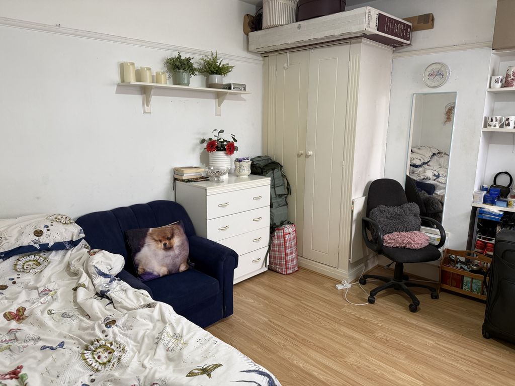 Property photo 1 of 6 Large Room With Its Own Kitchen And Shared Bathroom To Rent In Golders Green