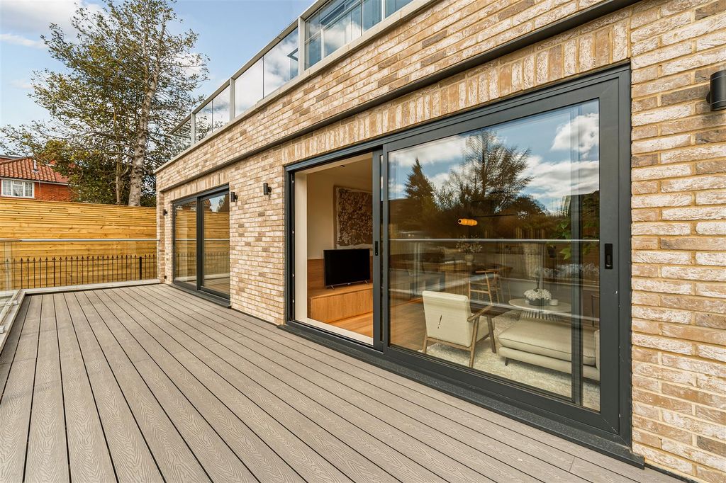 Property photo 2 of 16 Reswick Road W3-9.Jpg