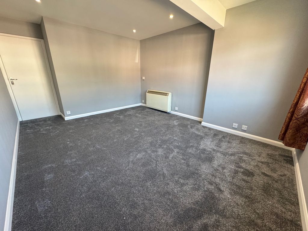Property photo 3 of 8 Lounge