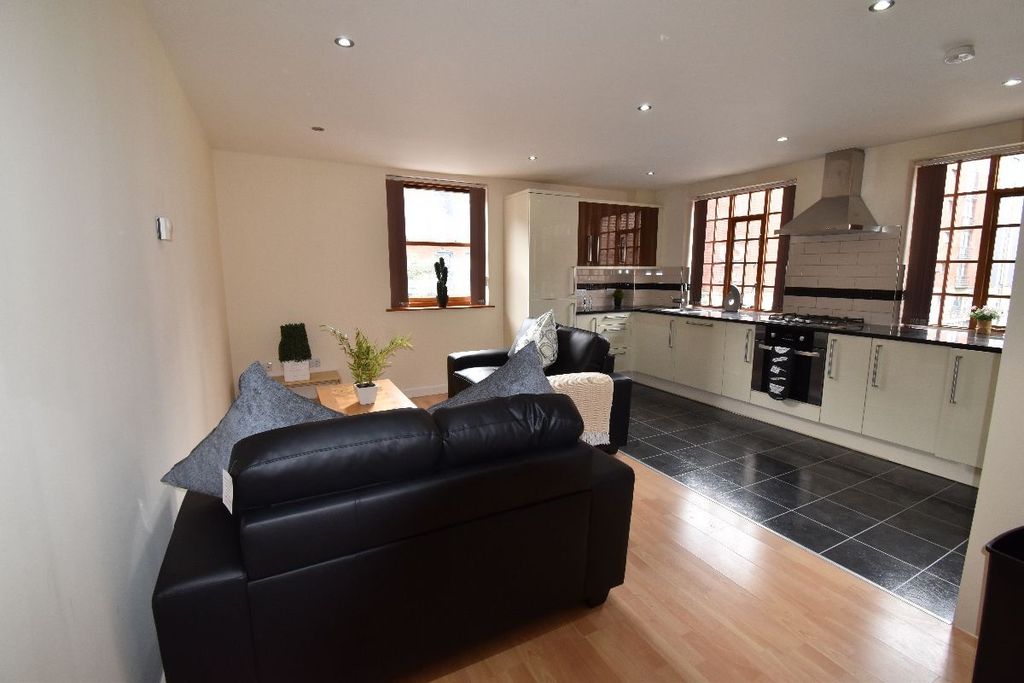 Property photo 3 of 12 Bright And Modern Open-Plan Living Room And Kitche...