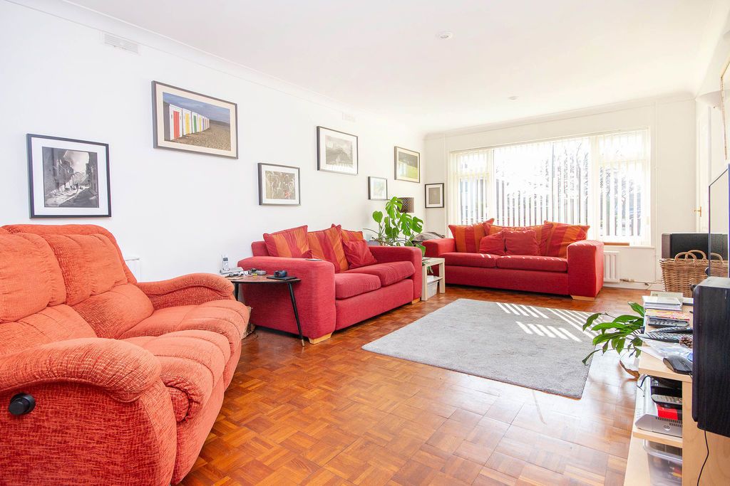 Property photo 2 of 16 Lounge