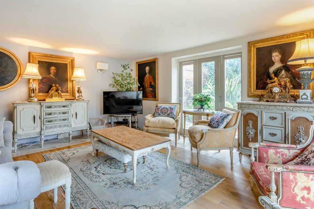 Property photo 2 of 25