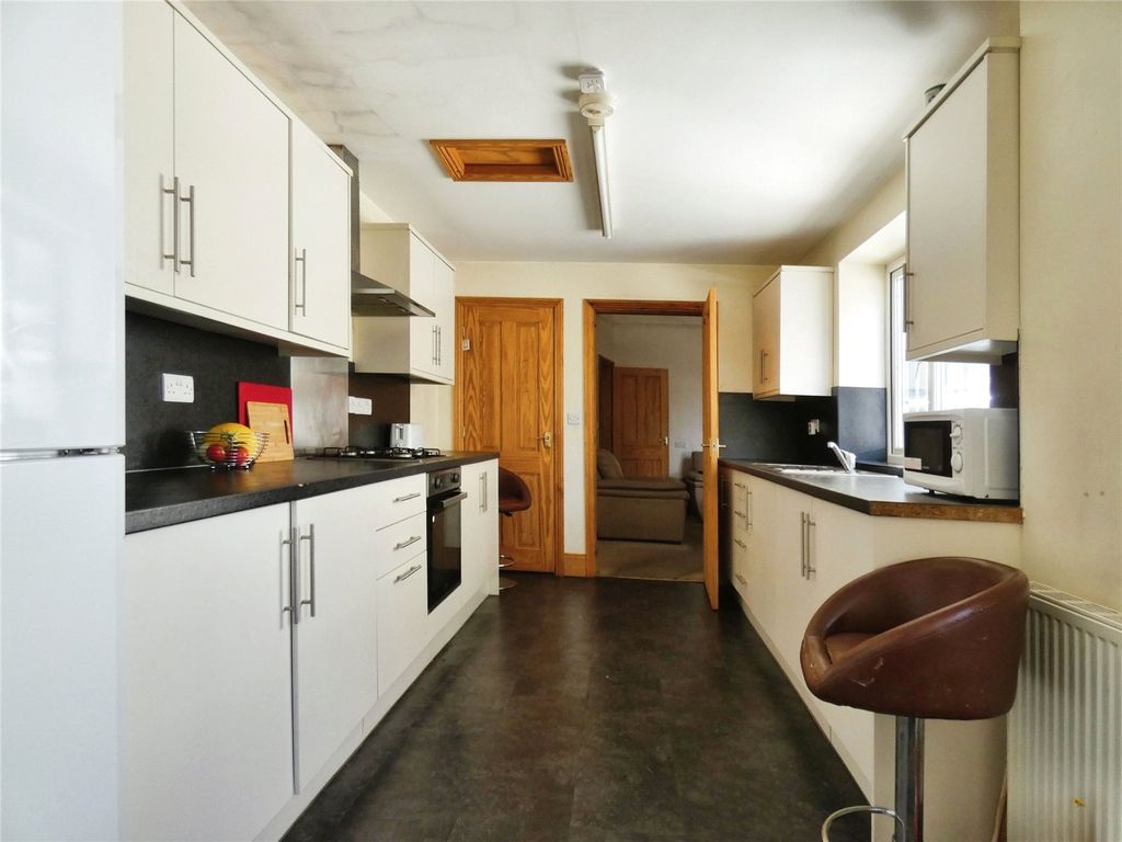 Property photo 3 of 11 Kitchen