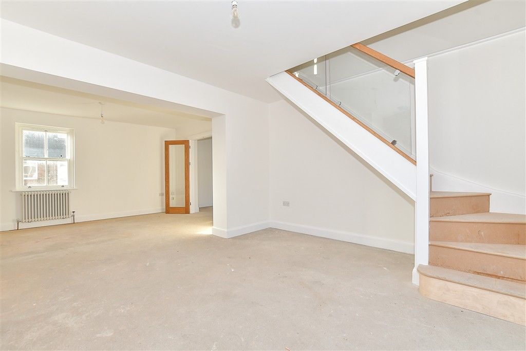 Property photo 3 of 12 Lounge