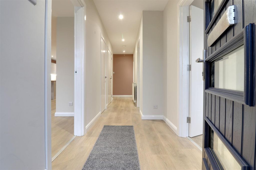 Property photo 2 of 18 Entrance Hall