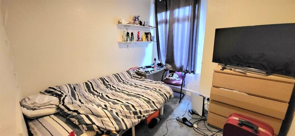 Property photo 2 of 7 Cosy Double Bedroom With Desk And Ample Storage...