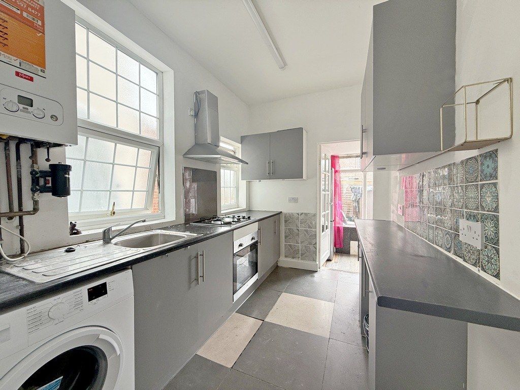 Property photo 1 of 8 4 Bedroom House In Hounslow