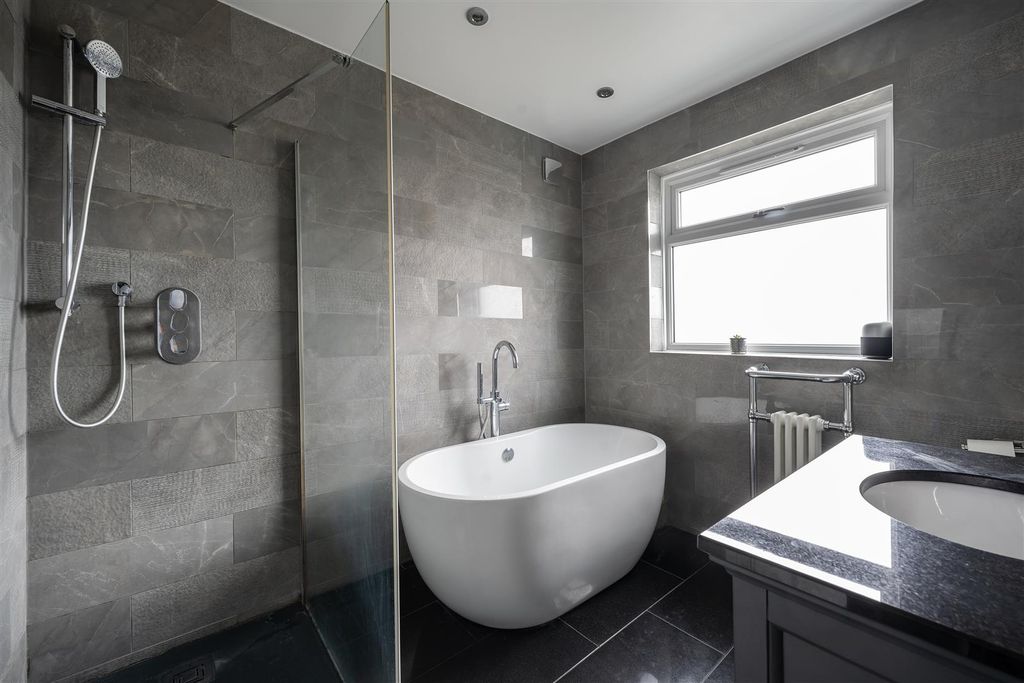 Property photo 3 of 25 Roding Lane North, Ig8