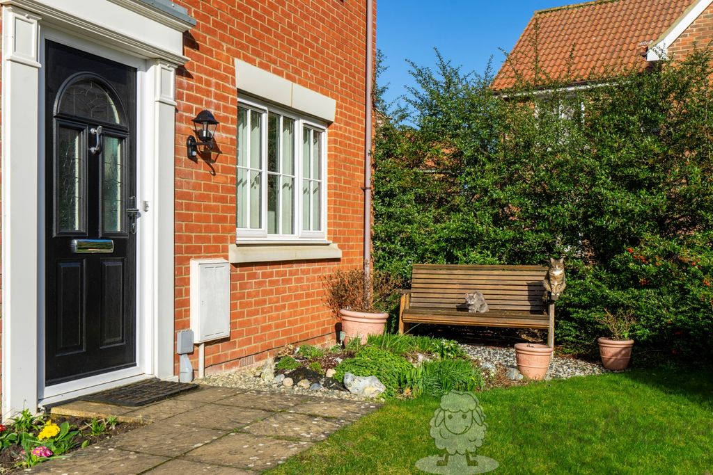 Property photo 2 of 17 Front Garden