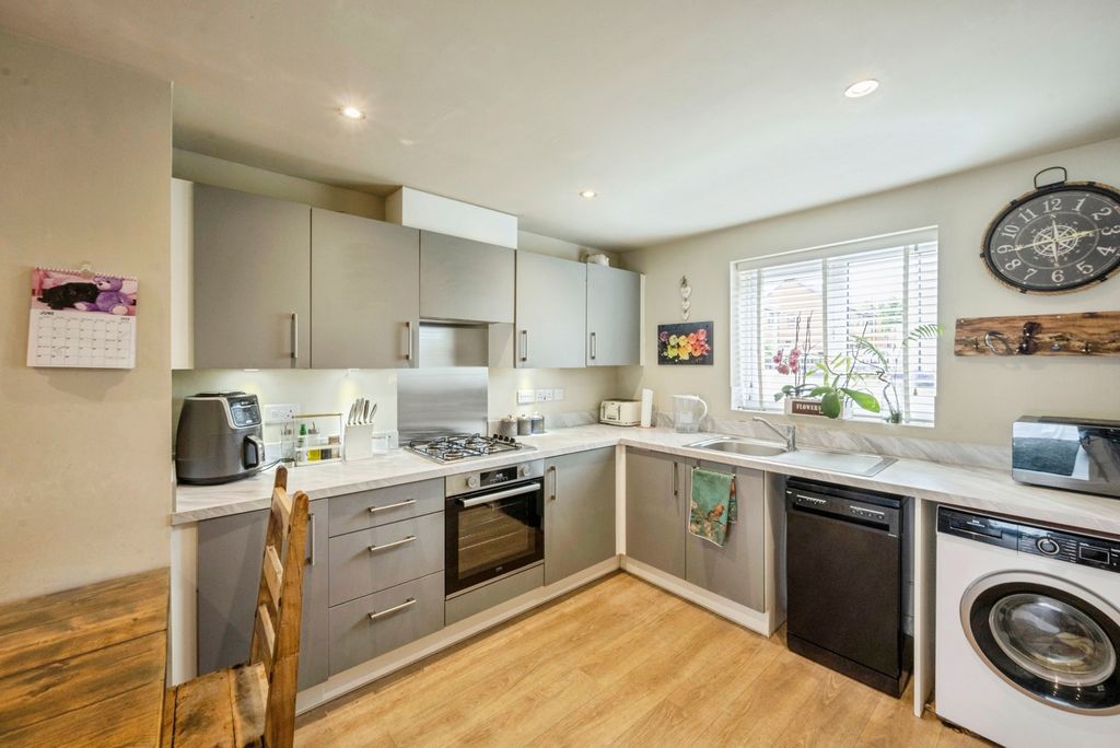Property photo 3 of 16 Kitchen