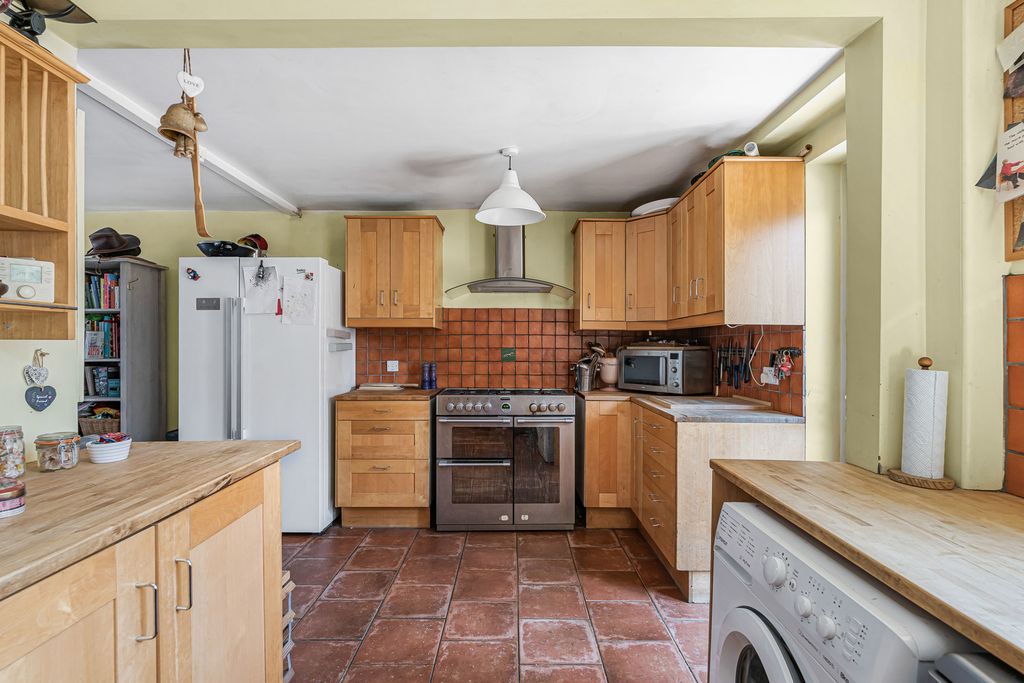 Property photo 2 of 23 Kitchen/Breakfast