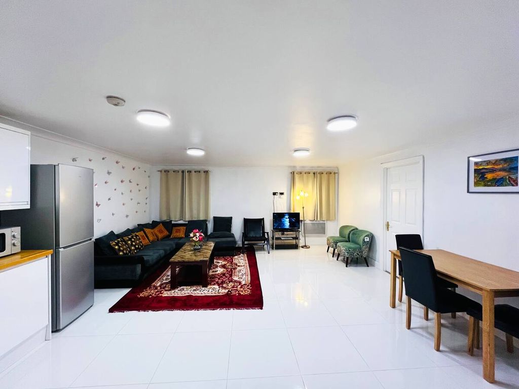 Property photo 1 of 8 3 Bed Flat To Rent