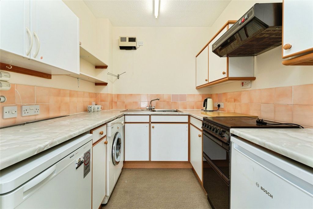 Property photo 3 of 10 Kitchen