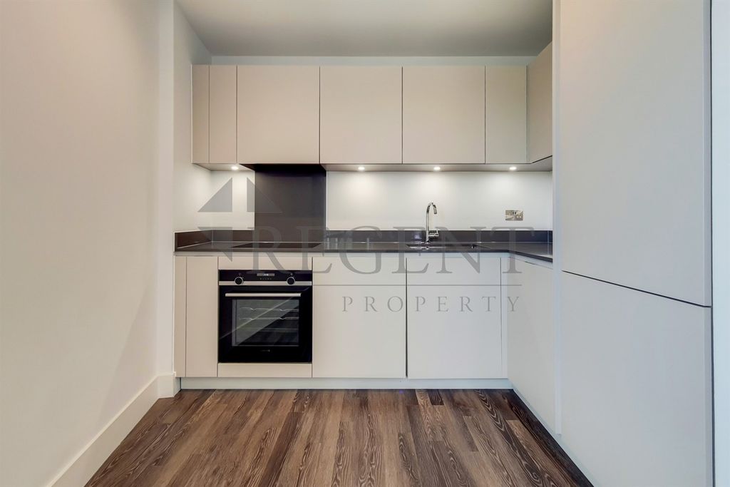 Property photo 3 of 10 Kitchen