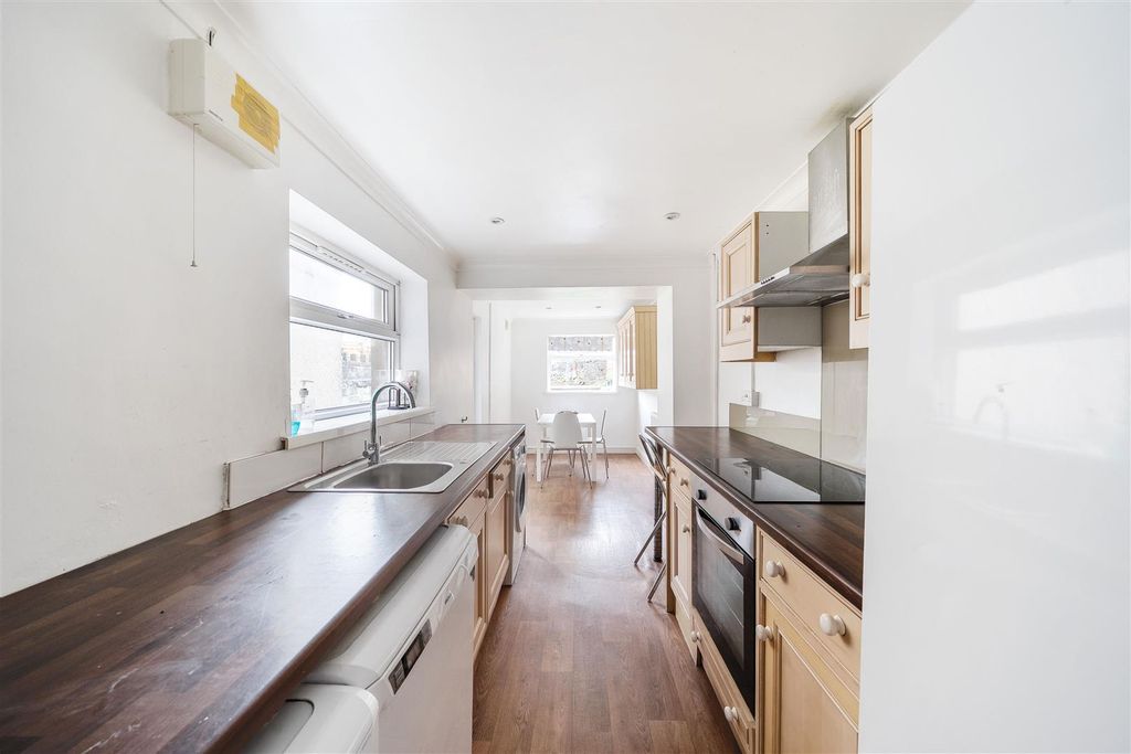 Property photo 2 of 20 1389072-10-693Fe29992727.Jpg