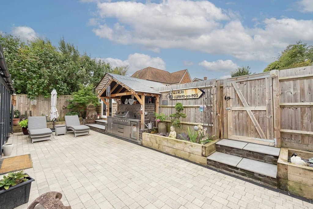 Property photo 3 of 28
