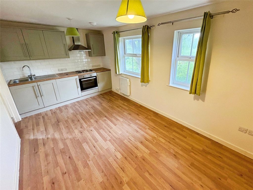 Property photo 3 of 4 Living Room/Kitchen