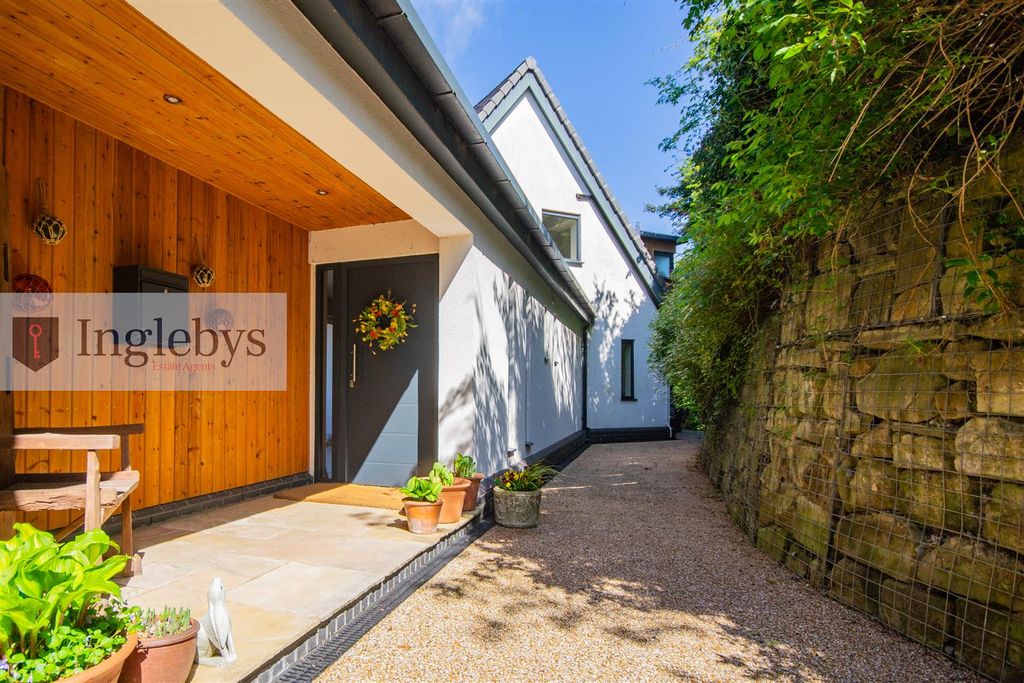 Property photo 1 of 40