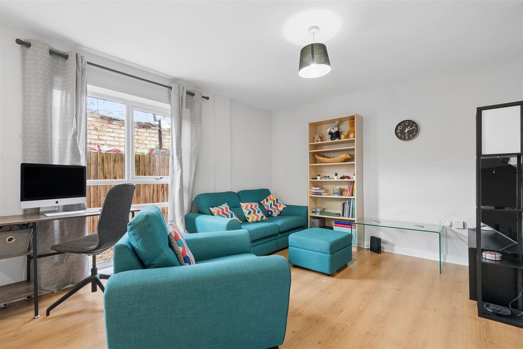 Property photo 2 of 8 Flat 1 5 Recovery Street, London, Sw17 Reception 1