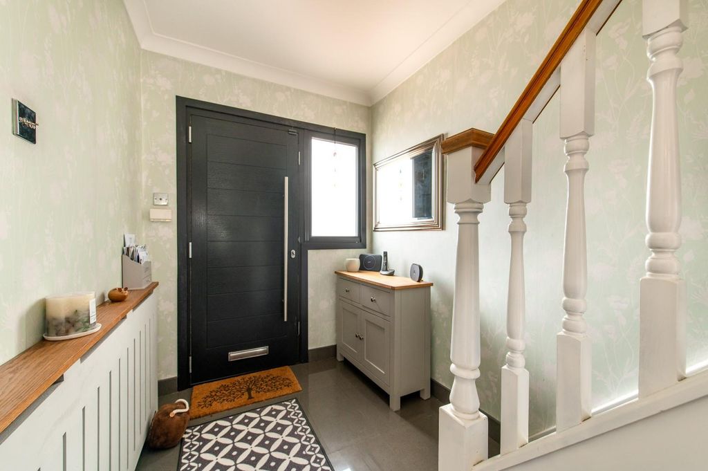 Property photo 2 of 16 Entrance Hall