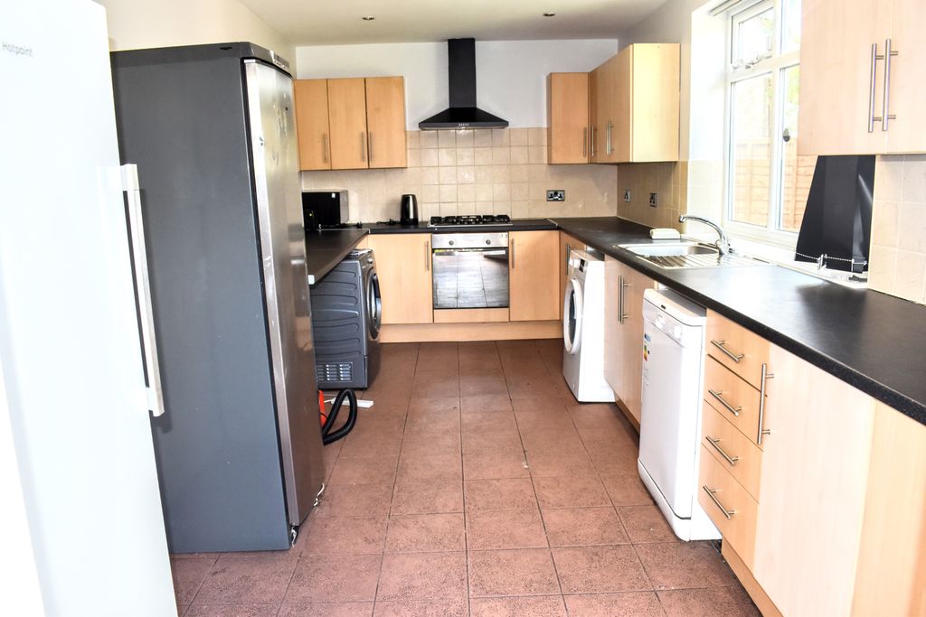 Property photo 2 of 19 Kitchen