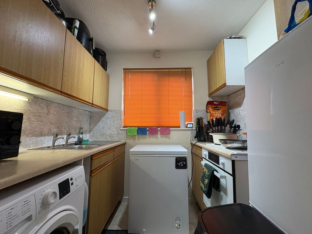 Property photo 3 of 8 Kitchen