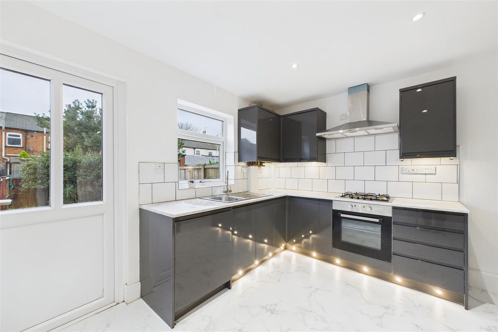 Property photo 3 of 10 Kitchen