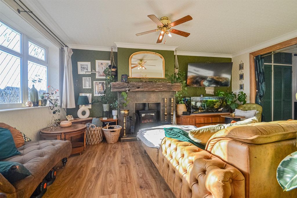 Property photo 2 of 13 Lounge