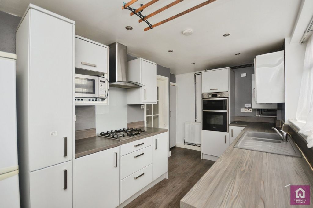 Property photo 3 of 10 Kitchen