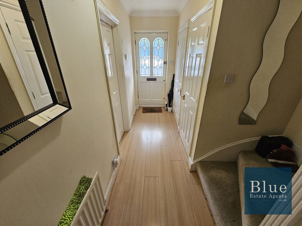 Property photo 3 of 21 Hallway