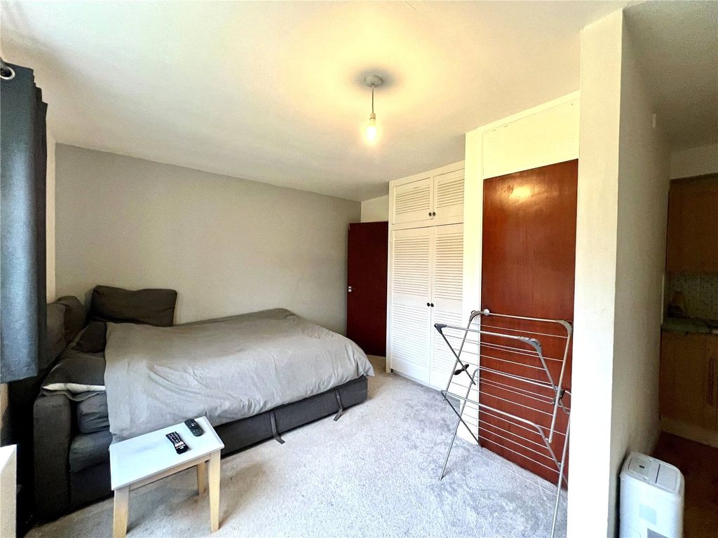 Property photo 3 of 6 Studio