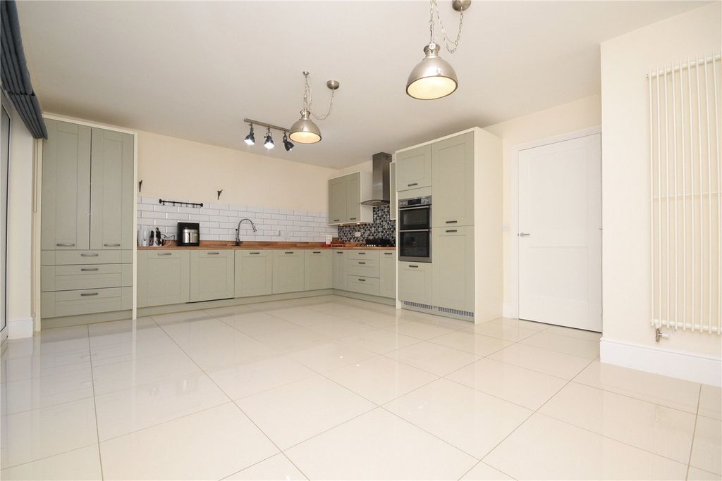 Property photo 2 of 18 Picture No. 13